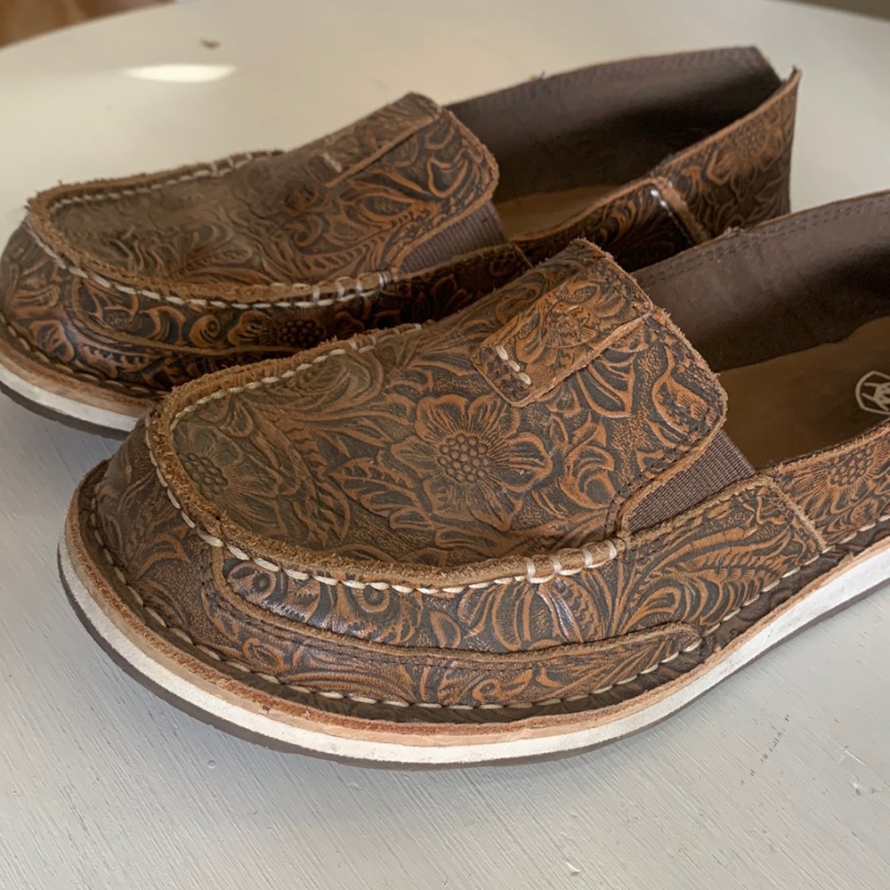 Women’s size 9.5 Ariat floral leather loafers